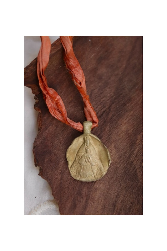 Medalla rústica de la Virgen de los Reyes en latón. Hecha artesanalmente en España por Sandra Bellew.