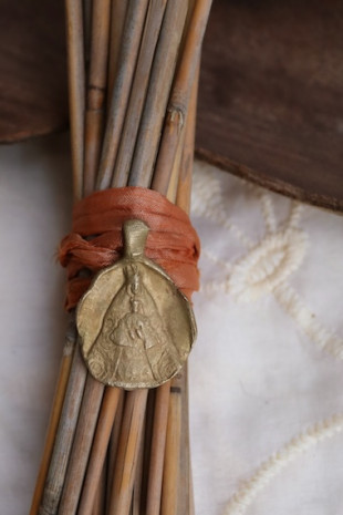 Medalla rústica de la Virgen de los Reyes para ramo de novia en latón. Hecha artesanalmente en España por Sandra Bellew.