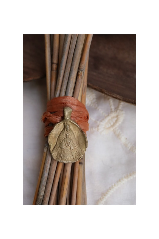 Medalla rústica de la Virgen de los Reyes para ramo de novia en latón. Hecha artesanalmente en España por Sandra Bellew.