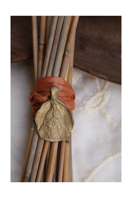 Medalla rústica de la Virgen de los Reyes para ramo de novia en latón. Hecha artesanalmente en España por Sandra Bellew.
