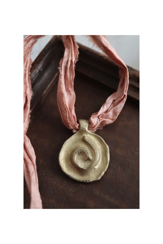 Colgante rústico de espiral celta en latón. Hecho artesanalmente en España por Sandra Bellew.