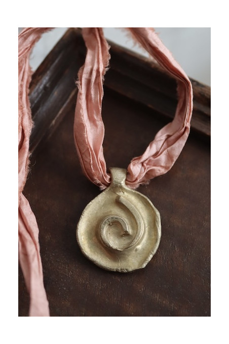 Colgante rústico de espiral celta en latón. Hecho artesanalmente en España por Sandra Bellew.