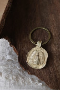 Llavero rústico de la Virgen del Juncal en latón. Hecho artesanalmente en España por Sandra Bellew.