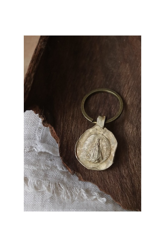 Llavero rústico de la Virgen del Juncal en latón. Hecho artesanalmente en España por Sandra Bellew.