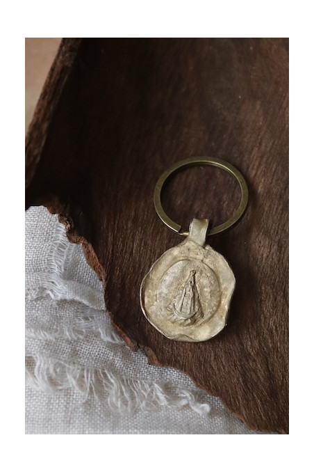Llavero rústico de la Virgen del Juncal en latón. Hecho artesanalmente en España por Sandra Bellew.