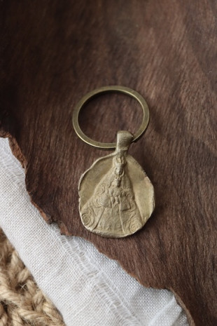 Llavero rústico de la Virgen de los Reyes en latón. Hecho artesanalmente en España por Sandra Bellew.