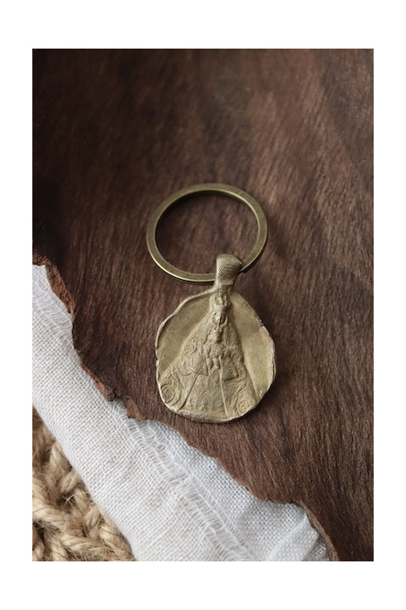 Llavero rústico de la Virgen de los Reyes en latón. Hecho artesanalmente en España por Sandra Bellew.