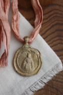 Medalla rústica de la Virgen de la Victoria en latón. Hecha artesanalmente en España por Sandra Bellew.