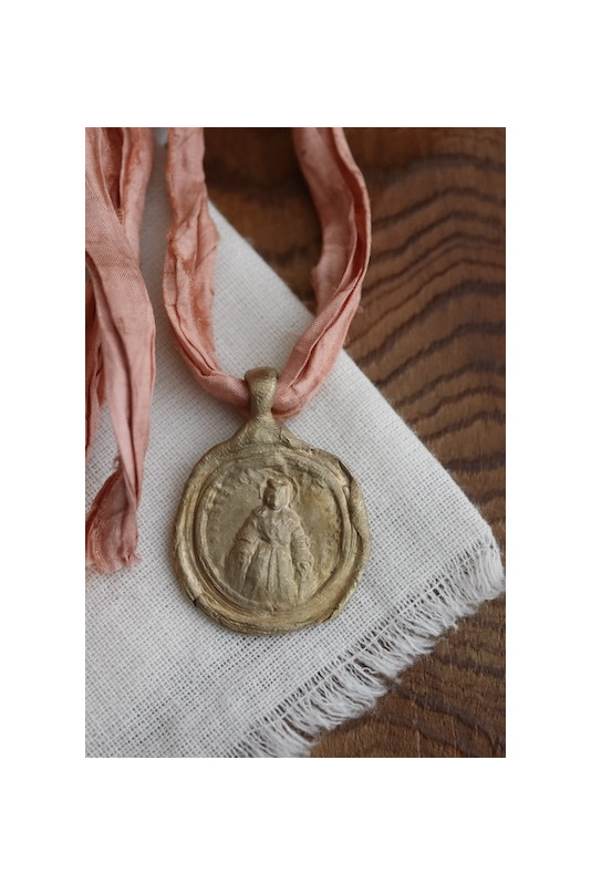 Medalla rústica de la Virgen de la Victoria en latón. Hecha artesanalmente en España por Sandra Bellew.