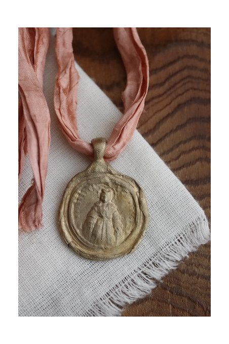 Medalla rústica de la Virgen de la Victoria en latón. Hecha artesanalmente en España por Sandra Bellew.
