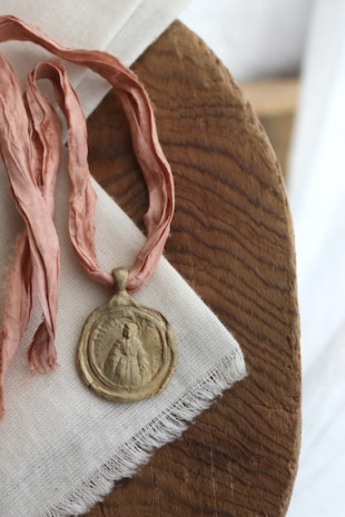 Medalla rústica de la Virgen de la Victoria en latón. Hecha artesanalmente en España por Sandra Bellew.