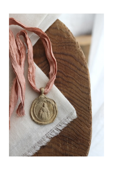 Medalla rústica de la Virgen de la Victoria en latón. Hecha artesanalmente en España por Sandra Bellew.