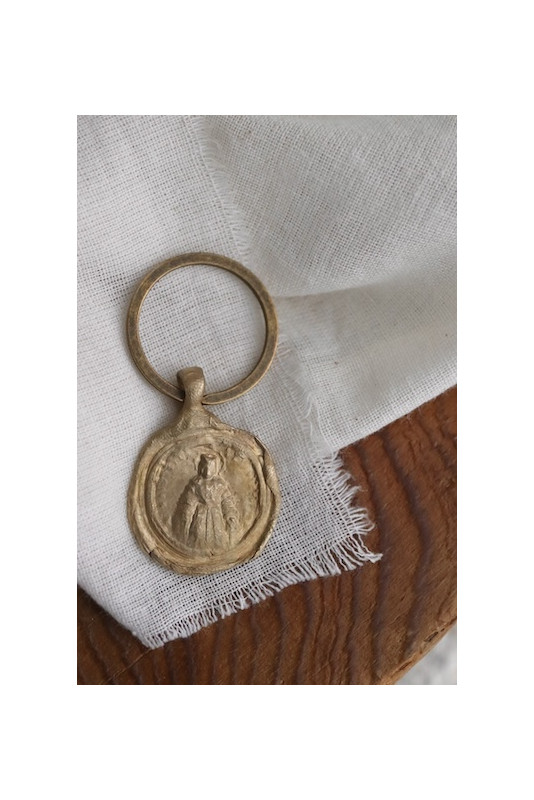 Llavero rústico de la Virgen de la Victoria en latón. Hecho artesanalmente en España por Sandra Bellew.