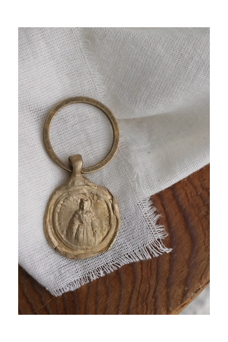 Llavero rústico de la Virgen de la Victoria en latón. Hecho artesanalmente en España por Sandra Bellew.