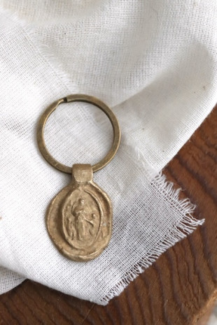 Llavero rústico de la Virgen Desatanudos en latón. Hecho artesanalmente en España por Sandra Bellew.
