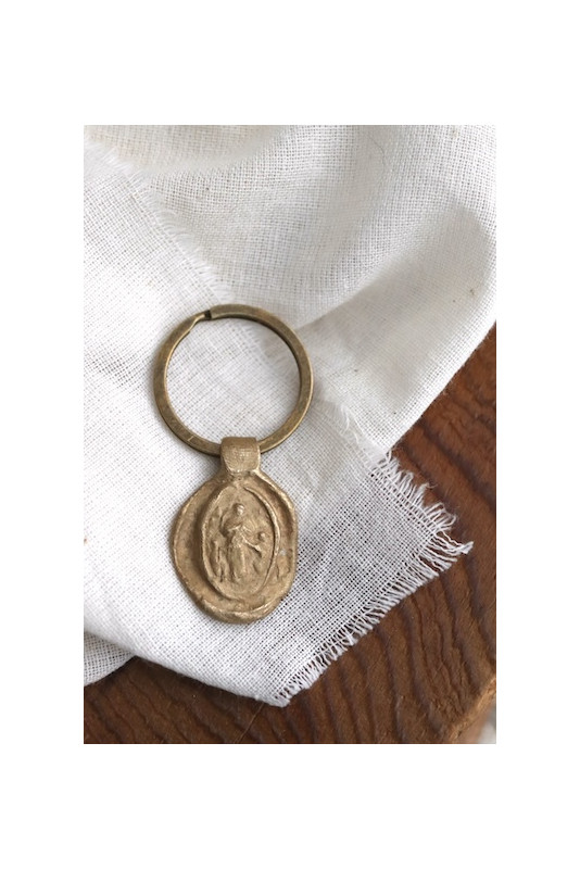Llavero rústico de la Virgen Desatanudos en latón. Hecho artesanalmente en España por Sandra Bellew.