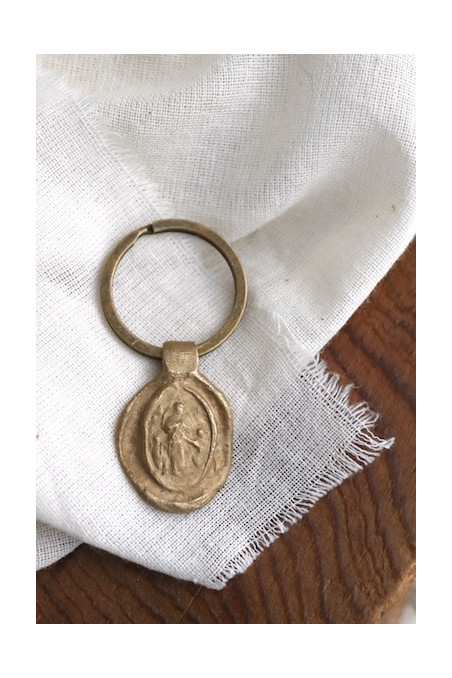 Llavero rústico de la Virgen Desatanudos en latón. Hecho artesanalmente en España por Sandra Bellew.