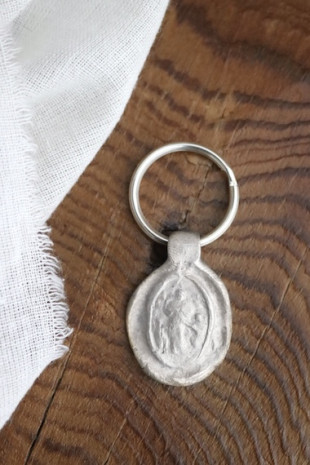 Llavero rústico de la Virgen Desatanudos en plata. Hecho artesanalmente en España por Sandra Bellew.