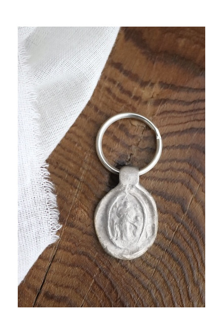 Llavero rústico de la Virgen Desatanudos en plata. Hecho artesanalmente en España por Sandra Bellew.