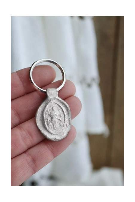 Llavero rústico de la Virgen Desatanudos en plata. Hecho artesanalmente en España por Sandra Bellew.