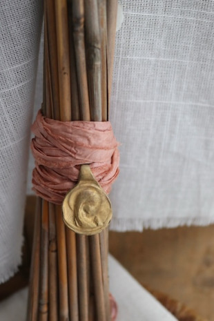 Medalla rústica de la Virgen Niña para ramo en latón. Hecha artesanalmente en España por Sandra Bellew.