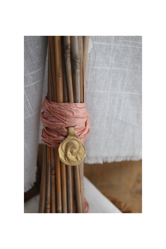 Medalla rústica de la Virgen Niña para ramo en latón. Hecha artesanalmente en España por Sandra Bellew.