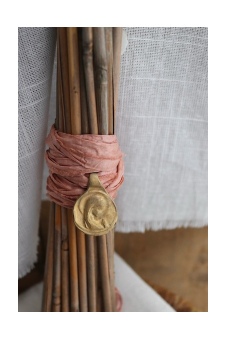 Medalla rústica de la Virgen Niña para ramo en latón. Hecha artesanalmente en España por Sandra Bellew.