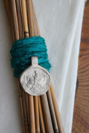 Medalla rústica de San Jorge para ramo de novia en plata. Hecha artesanalmente en España por Sandra Bellew.