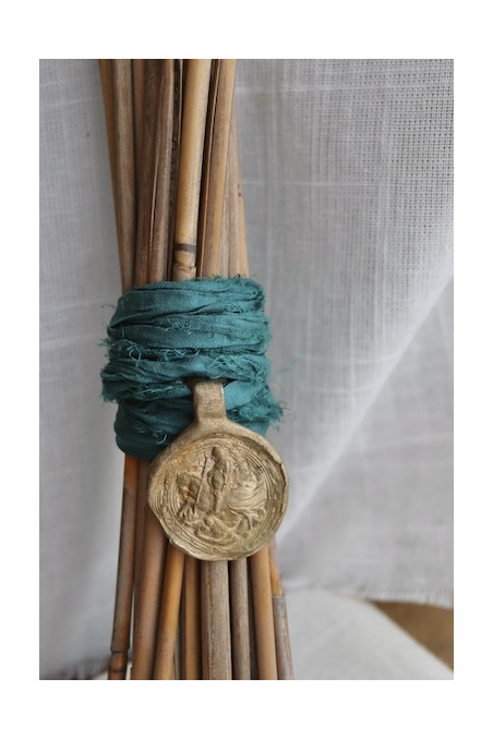 Medalla rústica de San Jorge para ramo de novia en latón. Hecha artesanalmente en España por Sandra Bellew.