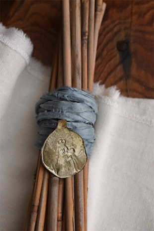 Medalla rústica de la Virgen de Gracia en latón. Hecha artesanalmente en España por Sandra Bellew.