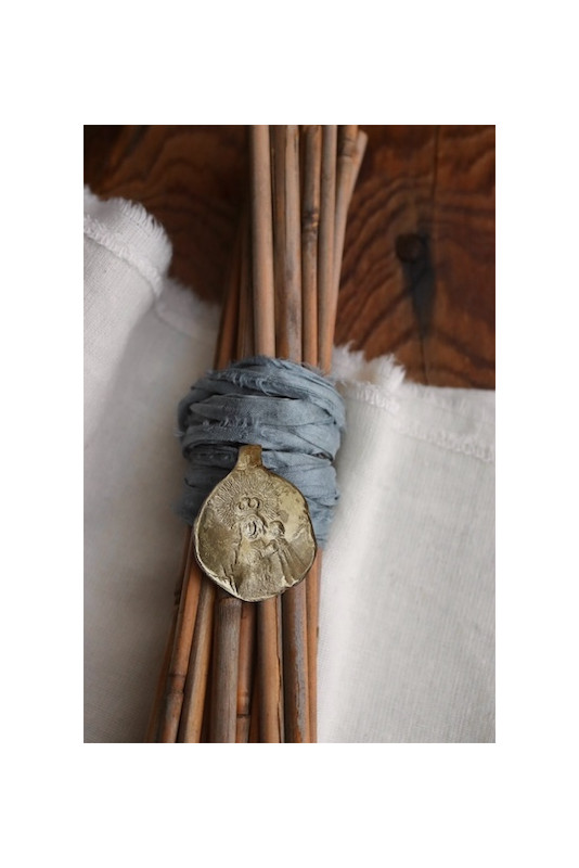 Medalla rústica de la Virgen de Gracia en latón. Hecha artesanalmente en España por Sandra Bellew.