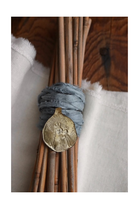 Medalla rústica de la Virgen de Gracia en latón. Hecha artesanalmente en España por Sandra Bellew.