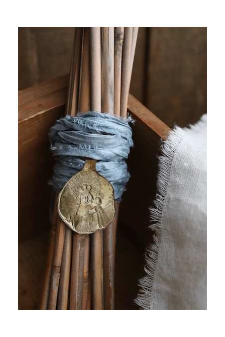 Medalla rústica de la Virgen de Gracia en latón. Hecha artesanalmente en España por Sandra Bellew.