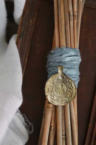 Medalla rústica de Santa Elena para ramo de novia en latón. Hecha artesanalmente en España por Sandra Bellew.