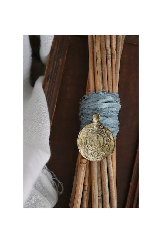 Medalla rústica de Santa Elena para ramo de novia en latón. Hecha artesanalmente en España por Sandra Bellew.