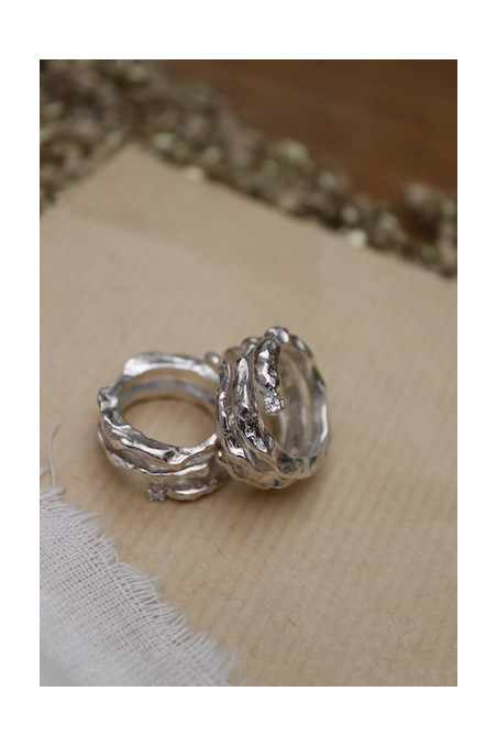 Anillo Camino de vida de diamantes en plata. Hecho artesanalmente en España por Sandra Bellew.