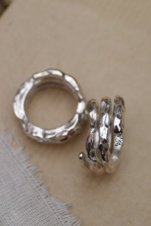 Anillo Camino de vida de diamantes en plata. Hecho artesanalmente en España por Sandra Bellew.