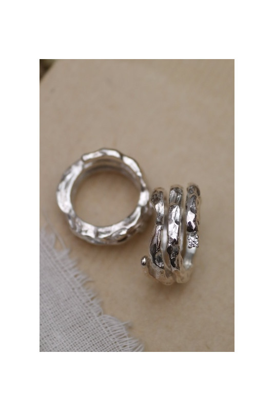 Anillo Camino de vida de diamantes en plata. Hecho artesanalmente en España por Sandra Bellew.