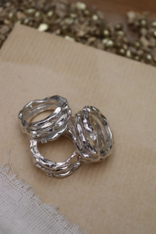 Anillo Camino de vida de diamantes en plata. Hecho artesanalmente en España por Sandra Bellew.