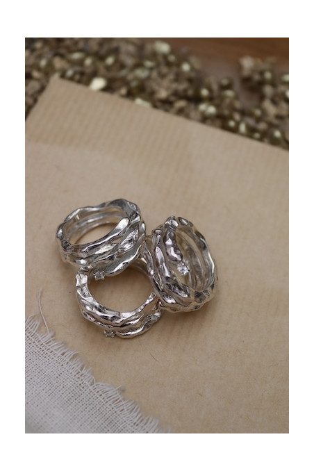 Anillo Camino de vida de diamantes en plata. Hecho artesanalmente en España por Sandra Bellew.