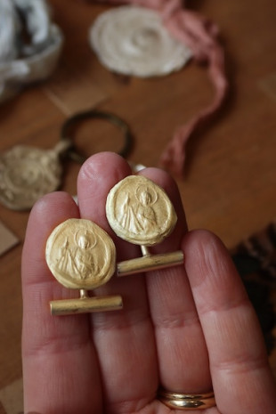 Gemelos rústicos de San Judas Tadeo en latón. Hechos artesanalmente en España por Sandra Bellew.