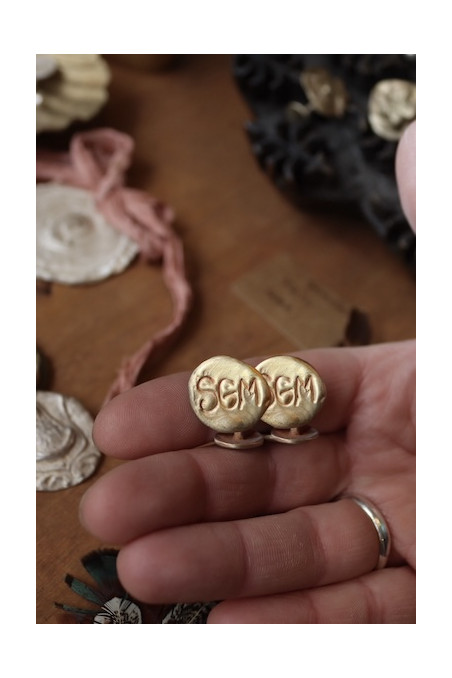Gemelos rústicos con iniciales en latón. Hechos artesanalmente en España por Sandra Bellew.