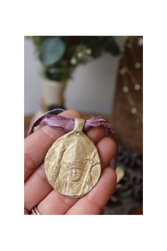Medalla rústica de San Juan Pablo II en latón. Hecha artesanalmente en España por Sandra Bellew.