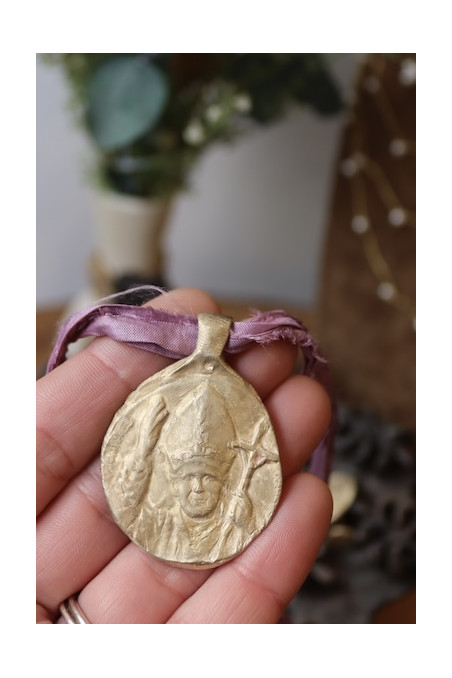 Medalla rústica de San Juan Pablo II en latón. Hecha artesanalmente en España por Sandra Bellew.