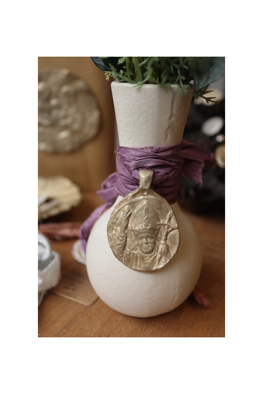 Medalla rústica de San Juan Pablo II para ramo de novia en latón. Hecha artesanalmente en España por Sandra Bellew.