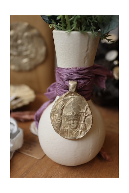 Medalla rústica de San Juan Pablo II para ramo de novia en latón. Hecha artesanalmente en España por Sandra Bellew.