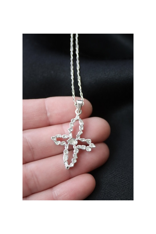 Colgante de Diamantes con forma de Cruz. Diseñado por Sandra Bellew.