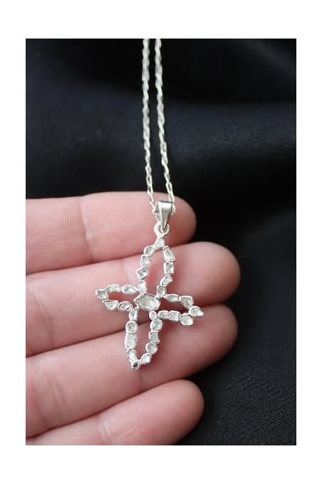 Colgante de Diamantes con forma de Cruz. Diseñado por Sandra Bellew.