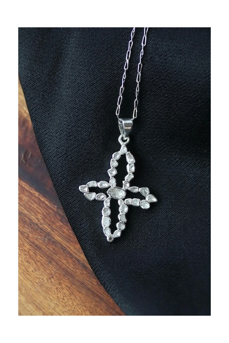 Colgante de Diamantes con forma de Cruz. Diseñado por Sandra Bellew.
