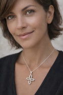Colgante de Diamantes con forma de Cruz. Diseñado por Sandra Bellew.
